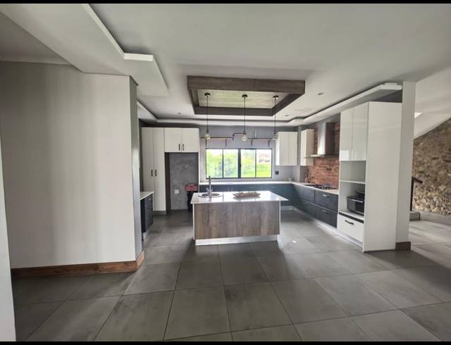 5 BEDROOM HOUSE FOR SALE IN BLUE VALLEY GOLF ESTATE